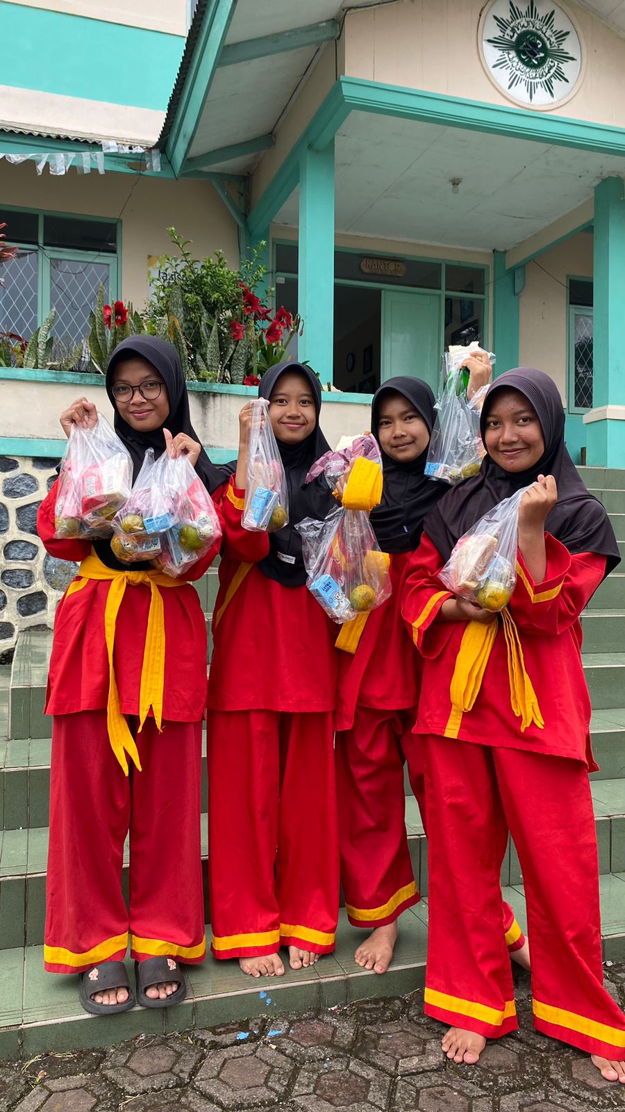 MBG – Makan Bergizi Gratis!
Bawa senyum, kosongkan perut, dan pulang dengan energi penuh. GRATIS, lho!