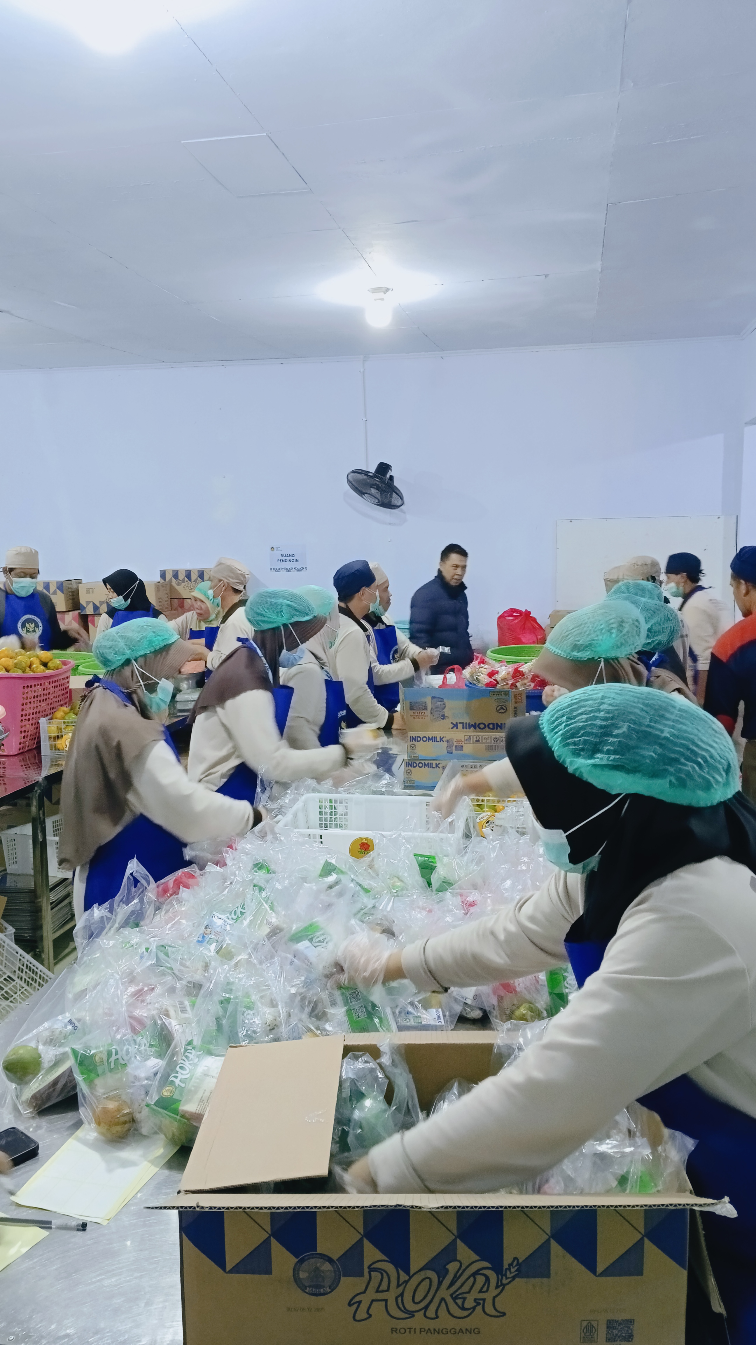 Dibalik makan bergizi gratis,ada ibu ibu yang  sat set menyiapkan segalanya.