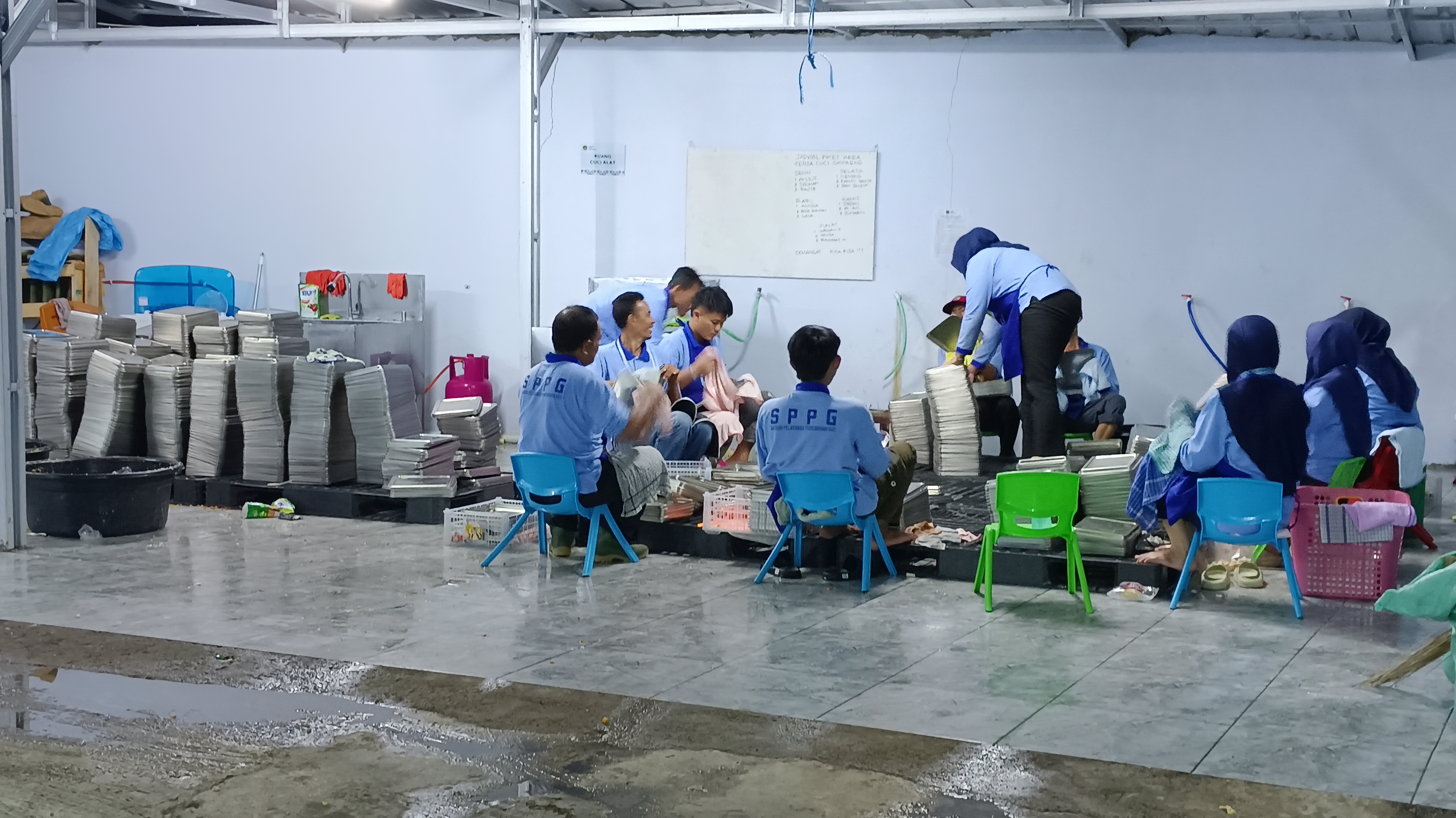 Tim pencuci foodtray yang selalu siap membersihkan.