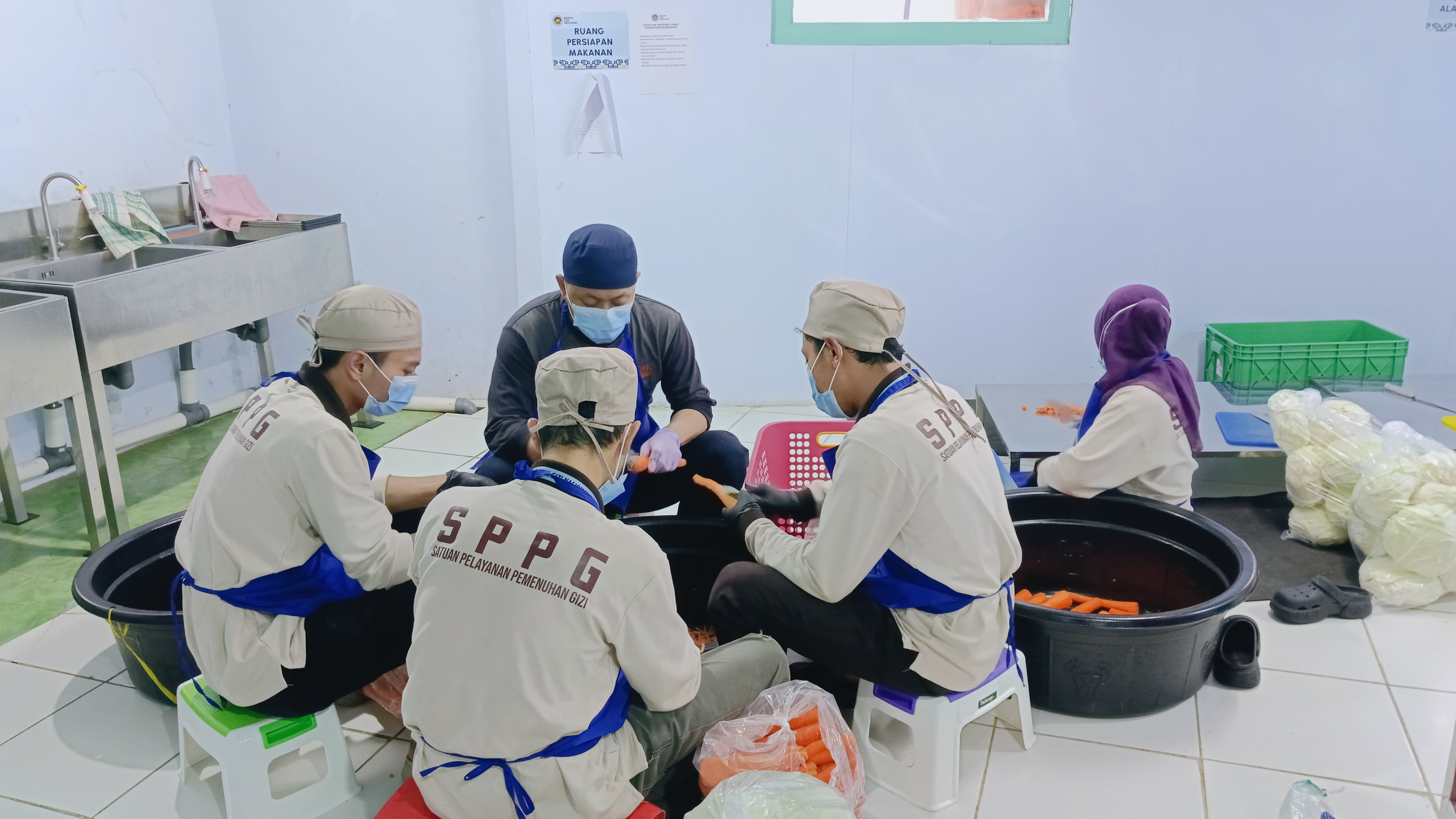 Tim persiapan bahan yang selalu gerecep,memotong,mengupas dan mencuci bahan makanan